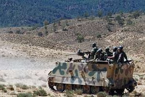 Des soldats tunisiens en patrouille dans le Jebel Chaambi, (province de Kasserine), en juin 2013. © Abderrezak Khlifi/AFP