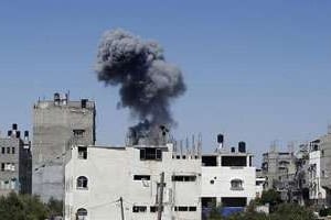 Colonne de fumée après un raid aérien israélien sur la ville de Gaza, le 9 juillet 2014. © AFP