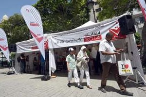 Des Tunisiens s’inscrivent sur les listes électorales, le 23 juin 2014 à Tunis. © AFP
