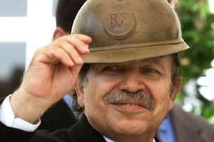 Abdelaziz Bouteflika coiffé d’un casque de poilu, le 16 juin 2000, à Verdun. © Franck Fife/AP/Sipa