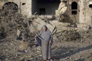 Une palestinienne dans les décombres à Gaza. © AFP