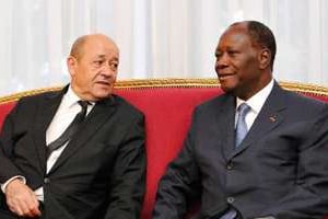 Alassane Ouattara et le ministre français de la Défense, Jean-Yves Le Drian, à Abidjan le 9 mai.