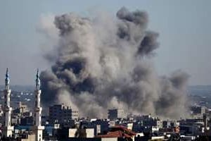 De la fumée au dessus de Gaza le 11 juillet 2014 après un raid israélien. © AFP
