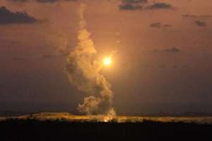 Des fusées éclairantes de l’armée israélienne dans la bande de Gaza, le 14 juillet 2014. © AFP