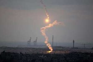 Des fusées éclairantes de l’armée israélienne le 15 juillet 2014 sur la bande de Gaza. © AFP