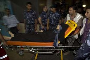Une femme blessée est transportée à l’hôpital al-Shifa de Gaza City, le 15 juillet 2014. © AFP
