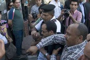 Un homme soupçonné de harcèlement lors d’une manifestation au Caire le 14 juin 2014. © AFP