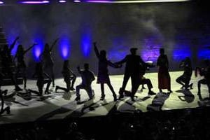 Le groupe de danse indien « Bollywood Express » le 11 juillet au festival de Carthage. © Yassine Gaidi / AFP