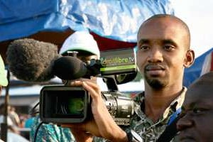 Le journaliste Moctar Bamy, lors d’un reportage pour Droit libre TV à Bamako. © DR