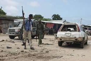 Des officiers de police à Mogadiscio le 17 juillet 2014 après un attentat. © AFP
