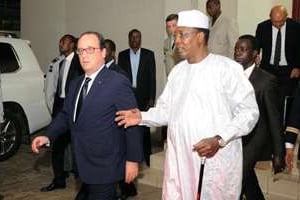 Hollande et Déby à N’Djamena, le 18 juillet 2014. © Brahim Adji/AFP