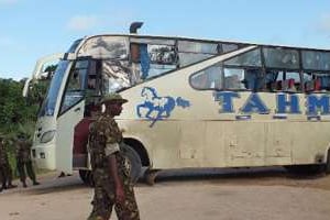 Des officiers de police près d’un bus attaqué à Witu, sur la côte kenyanne, le 19 juillet 2014 © AFP