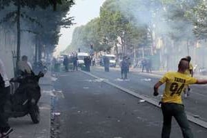 Un manifestant jette une pierre sur les policiers, le 19 juillet 2014 à Paris. © AFP
