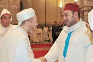 Mohammed VI félicite Mohamed Abou Al Houda Al Yaqoubi après un séminaire religieux, en 2012. © AZZOUZ BOUKALLOUCH / AFP