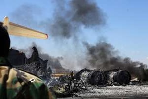 Le 16 juillet 2014, un avion brûlé sur le tarmac de l’aéroport de Tripoli. © AFP