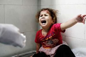 Une enfant gazaouie à l’hôpital d’Al-Shifa, le 18 juillet. © AFP