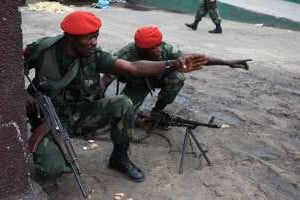 Des soldats congolais à proximité des locaux de la RTNC, le 30 décembre 2013, à Kinshasa. © AFP