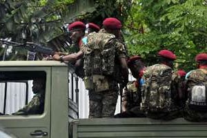 Des soldats de RDC patrouillent dans les rues de Kinshasa, le 12 octobre 2013. © AFP