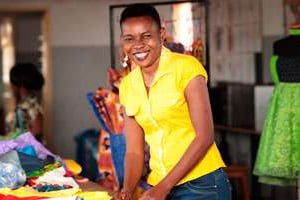 Nini Nicoué, dans son atelier, à Lomé. © Àprésent pour J.A.