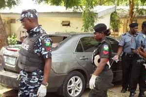 Des policiers sur les lieux d’une attaque à la bombe à Kano, le 23 juin 2014. © AFP