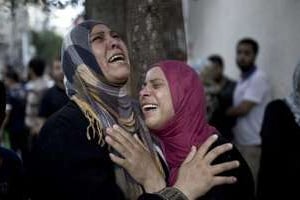 Des Palestiniennes pleurent leurs proches tués, le 24 juillet 2014 à Beit Lahiya. © Mahmud Hams/AFP