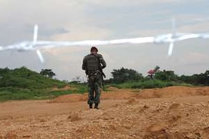 Un soldat de la Monusco près d’un dépôt de munitions à Kisangani, en octobre 2013. © Monusco photos