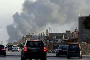 Une colonne de fumée monte dans le ciel de Tripoli. © AFP