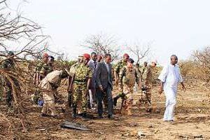 Photo fournie par la présidence burkinabé de Blaise Compaore sur le site du crash de l’avion. © AFP