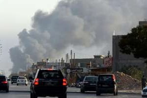Nuage de fumée lors de combats entre milices près de l’aéroport de Tripoli, le 24 juillet 2014. © AFP
