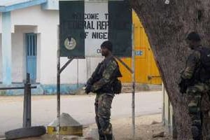 Des militaires camerounais à un poste de contrôle, le 17 juin 2014 à Armchidé. © Reinnier KAZE