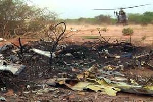 Les débris du vol AH 5017, près de Gossi, dans le nord du Mali. © AFP