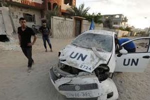Une voiture de l’ONU détruite à Beit Lahia dans le nord de la bande de Gaza le 29 juillet 2014. © AFP/Mohammed Abed