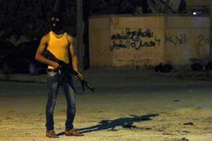 Un homme armé et masqué dans une rue de Benghazi, le 29 juillet 2014. © AFP
