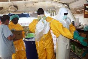 Dans une zone d’isolement pour malades ayant contracté le virus Ebola à Conakry. © AFP