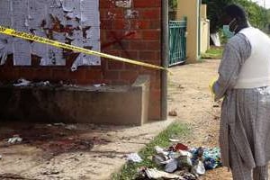 Un enquêteur de la police inspecte les lieux de l’attentat suicide à Kano. © AFP