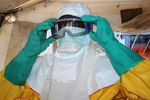 Un membre de MSF se protège contre le virus Ebola dans un hôpital de Conakry. © AFP