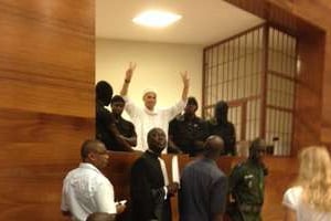 Karim Wade lors de son entrée dans le box du tribunal de Dakar, le 31 juillet 2014. © DR