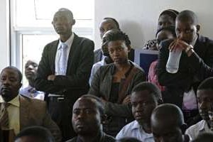 Des militants des droits de l’homme devant la Cour constitutionnelle ougandaise, le 30 juillet 2014. © AFP