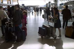 Des voyageurs le 11 juin 2013 à l’aéroport de Roissy. © AFP