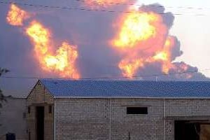 De la fumée au-dessus d’un entrepôt de pétrole qui a pris feu au cours d’affrontements. © AFP