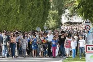 Le 3 août 2014, un millier de personnes participent à une marche silencieuse à Rouans. © AFP