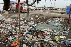 Des déchets jonchent les bergent du Gange. © Sanjay Kanojia / AFP