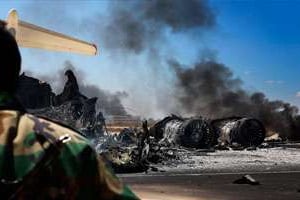 Sur le tarmac, les roquettes des islamistes ont détruit plus d’une dizaine d’avions libyens. © Mahmud Turkia/AFP