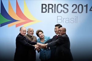 Vladimir Poutine, Narendra Modi, Dilma Rousseff, Xi Jinping et Jacob Zuma scellent leur alliance au sommet de Fortaleza, le 15 juillet. © Jarbas Oliveira/EFE