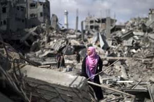 Une Palestinienne constate les dégâts causés par les bombardements sur la ville de Gaza. © AFP