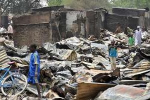 Le 11 mai 2014, des magasins brûlés dans un attentat attribué à Boko Haram à Ngumborum. © AFP