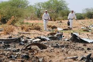 Les enquêteurs sur le site du crash du vol AH5017, le 29 juillet 2014. © AFP