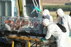 Arrivée en provenance du Libéria du prêtre espagnol infecté par Ebola, le 7 août 2014. © AFP
