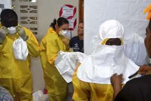 Le personnel médical se prépare à voir des patients infectés par Ebola. © AFP