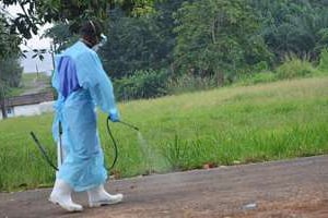 Un membre d’une organisation caritative devant l’hôpital ELWA à Monravia, le 24 juillet. © AFP